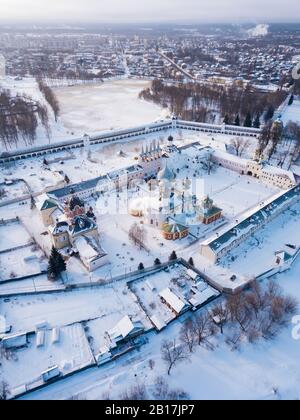 Russland, Leningrad Gebiet, Tichwin, Luftaufnahme des Tichvin Himmelfahrt-Klosters im Winter Stockfoto