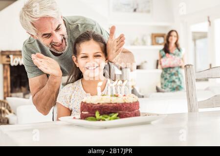 Vater und Mutter feiern den Geburtstag der Tochter Stockfoto