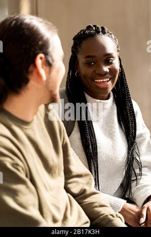 Porträt einer jungen Frau lächelt Mann im Freien Stockfoto