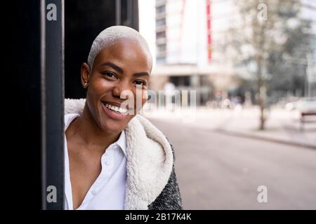 Porträt einer selbstbewussten Geschäftsfrau, lächelnd Stockfoto