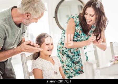 Vater und Mutter feiern den Geburtstag der Tochter Stockfoto