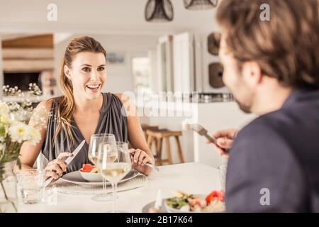 Porträt der jungen Frau beim Abendessen mit Freund Stockfoto