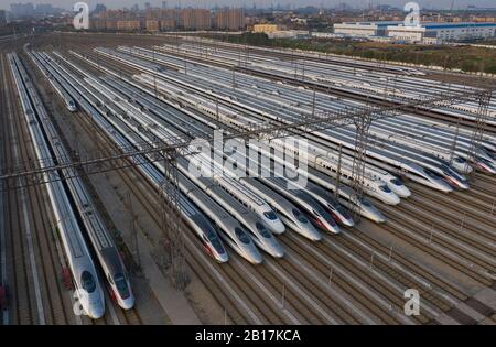 Blick auf die Hochgeschwindigkeitszüge der CRH (China Railway High-speed) auf eine Wartungsstation in Wuhan City, der zentralchinesischen Provinz Hubei, am 2. Februar Stockfoto