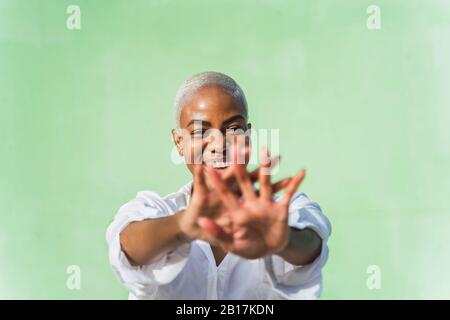 Porträt der lachenden Frau, die ihre Hände zeigt Stockfoto