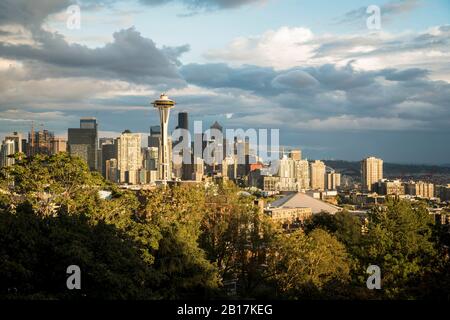 USA, Washington State, Seattle, Skyline bei Sonnenuntergang Stockfoto
