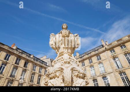 Frankreich, Gironde, Bordeaux, niedrige Winkelansicht des verzierten Parlamentsbrunnens Stockfoto