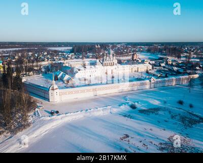 Russland, Leningrad Gebiet, Tichwin, Luftaufnahme des Tichvin Himmelfahrt-Klosters im Winter Stockfoto