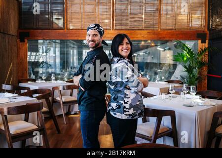 Portrait des lächelnden Paares im Restaurant Stockfoto