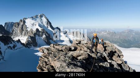 Frankreich, Mont Blanc Massiv, Chamonix, Bergsteiger erreichen La Petite Fourche Stockfoto