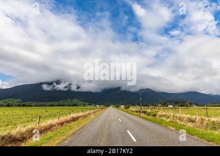 Neuseeland, Grauer Bezirk, Inchbonnie, Wolken über der Brunner Straße Stockfoto