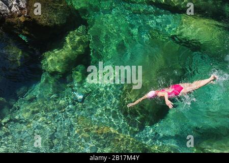 Frau im erfrischenden Verszasca Fluss schwimmen Stockfoto