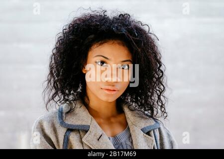 Porträt einer schönen jungen Frau Stockfoto