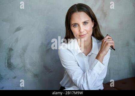 Porträt der selbstbewussten Frau mit weißem Hemd Stockfoto