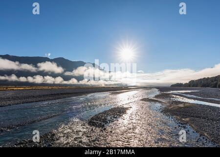 Neuseeland, Gray District, Inchbonnie, Waimakariri River bei nebeligem Sonnenaufgang Stockfoto