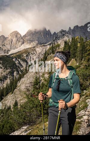 Frau auf Wandertour im Wilden Kaiser mit Blick auf die Berge Kaiser, in Tyrol, Österreich Stockfoto