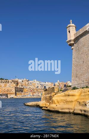 Malta, Birgu, Fort St. Angelo und Blick auf Valetta in der Ferne Stockfoto