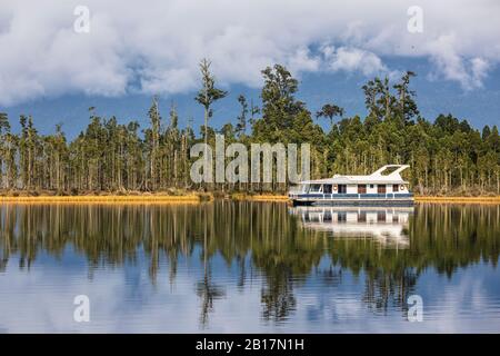 Neuseeland, Grauen Bezirk, Inchbonnie, Freizeitboot am Brunner See Stockfoto