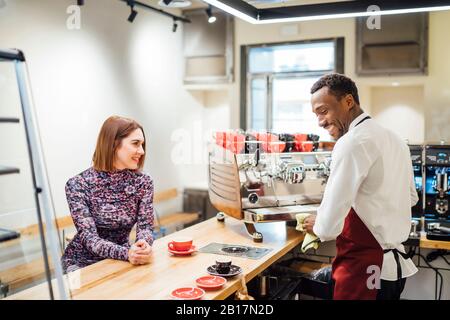 Frau an der Theke in einem Café, das die Bestellung aufgibt Stockfoto