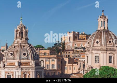 Italien, Rom, Kirche des Heiligen Namens Mariens auf dem Trajan Forum und Santa Maria di Loreto Stockfoto