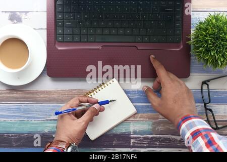 Ein hochsichtbares Bild des Geschäftsmannes, der ein Notebook verwendet Stockfoto