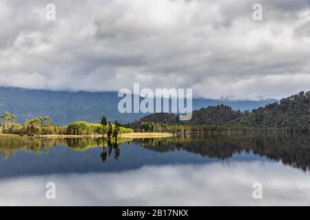 Neuseeland, Gray District, Inchbonnie, Wolken spiegeln sich im Lake Poerua Stockfoto