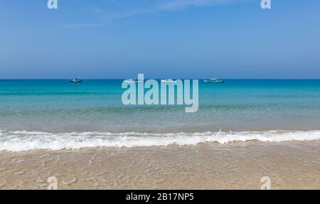 Traditionelle Fischerboote am Ngapali Beach an der Westküste Myanmars. Diese Gegend hat einige fantastische und ruhige Strände und ist eine der Strand-OPT Stockfoto