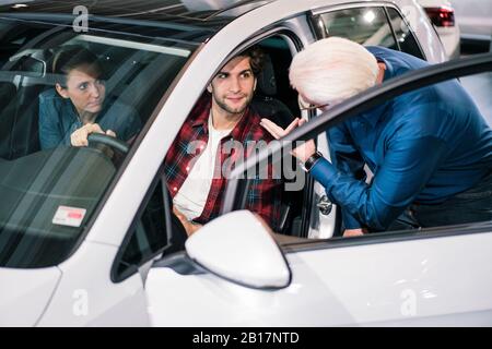 Auto Händler zeigen paar im showroom Stockfoto