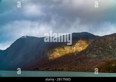 Schöner Blick auf den Bohinjer See in Slowenien Ende Herbst Stockfoto