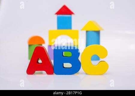 Bunte Alphabet abc Buchstaben und Bloks als pädagogisches Konzept Stockfoto