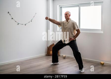 Mann, der die Kampfkunst im Fitnessstudio übt Stockfoto