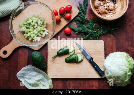 Vorbereitung gemischter Salat Stockfoto