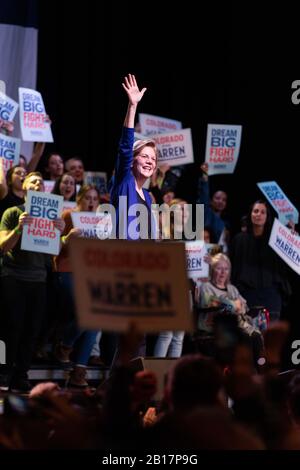 Denver, Vereinigte Staaten. Februar 2020. Elizabeth Warren waves bei ihrer Wahlkampfveranstaltung im Fillmore Auditorium in Denver, Colorado, bei der Menge. Credit: The Photo Access/Alamy Live News Stockfoto