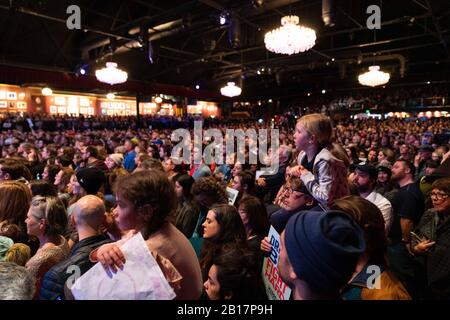 Denver, Vereinigte Staaten. Februar 2020. Unterstützer von Senatorin Elizabeth Warren bei ihrer Wahlkampfveranstaltung im Fillmore Auditorium in Denver, Colorado. Credit: The Photo Access/Alamy Live News Stockfoto