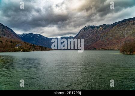 Schöner Blick auf den Bohinjer See in Slowenien Ende Herbst Stockfoto