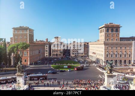 Italien, Rom, klarer Himmel über der Piazza Venezia und dem Palazzo Bonaparte Stockfoto