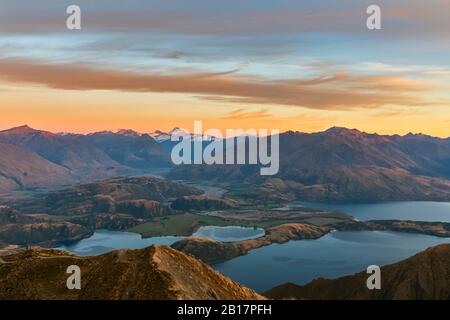 Lake Wanaka bei Sonnenaufgang, Blick vom Roys Peak, South Island, Neuseeland Stockfoto