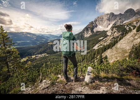 Frau auf Wandertour im Wilden Kaiser mit Blick auf die Berge Kaiser, in Tyrol, Österreich Stockfoto