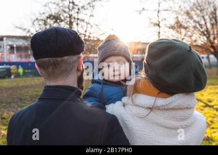 Porträt des Jungen mit seinen Eltern im Park Stockfoto