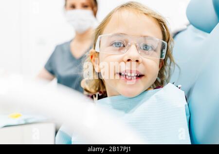 Porträt des lächelnden Mädchens beim Zahnarzt Stockfoto