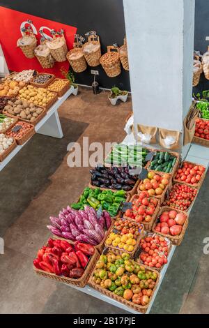 Obst und Gemüse im Bioladen Stockfoto