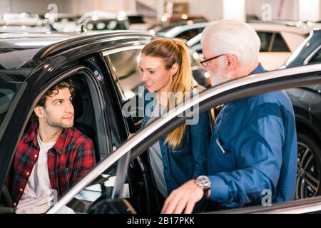 Auto Händler zeigen paar im showroom Stockfoto