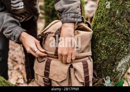 Mann schließt seinen Rucksack, Nahaufnahme Stockfoto