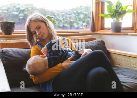 Mutter und Sohn auf dem Sofa Stockfoto