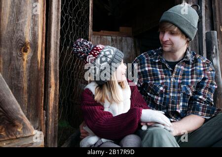 Glücklicher Vater mit Tochter im Winter im Freien Stockfoto