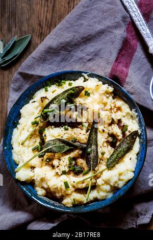 Schüssel Kartoffelpüree mit verbrannter Butter, Salbei und Schnittlauch Stockfoto