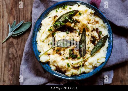 Schüssel Kartoffelpüree mit verbrannter Butter, Salbei und Schnittlauch Stockfoto