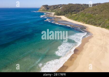 Luftansicht von Dudley Beach - NSW Australien. Einer der vielen schönen Strände von Newcastle südlich des Stadtzentrums. Stockfoto