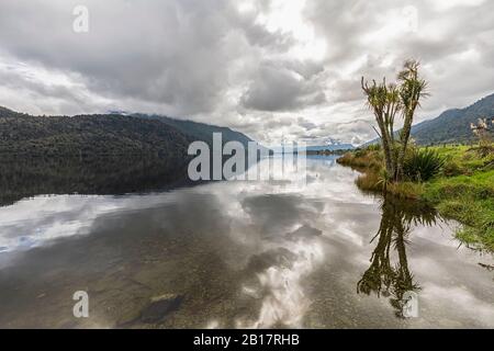 Neuseeland, Gray District, Inchbonnie, Wolken spiegeln sich im Lake Poerua Stockfoto