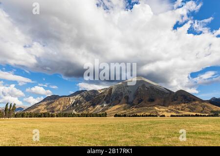 Neuseeland, Gray District, Inchbonnie, große Wolken über den Bergen im Craigieburn Forest Park Stockfoto