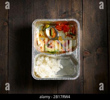 Halb gegessen chinesisches Essen zum Mitnehmen Stockfoto